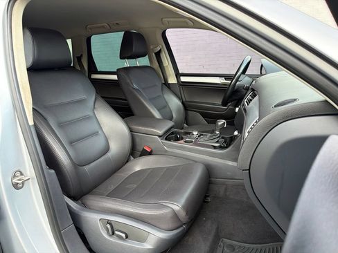 Used 2016 Volkswagen Touareg Sport AWD/4WD image 13
