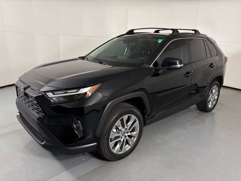 Used 2022 Toyota RAV4 XLE Premium AWD/4WD image 4