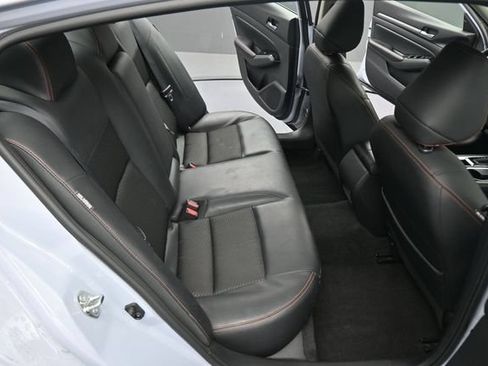 Used 2024 Nissan Altima 2.5 SR FWD image 16