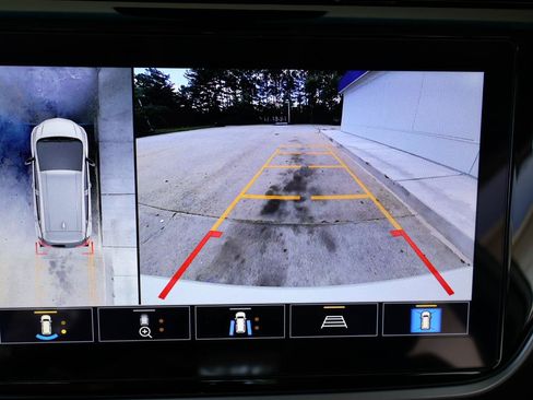 Used 2022 Chevrolet Bolt LT w/ Infotainment Package FWD image 44