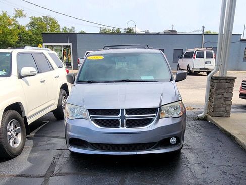 Used 2017 Dodge Grand Caravan SXT image 2