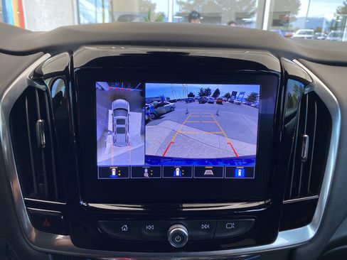 Used 2022 Chevrolet Traverse LT FWD image 4