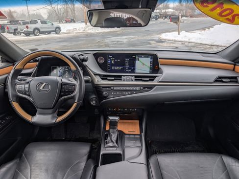 Used 2019 Lexus ES 350 Luxury image 2