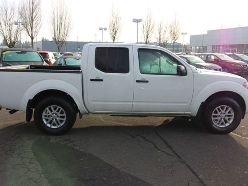 Used 2019 Nissan Frontier SV image 2