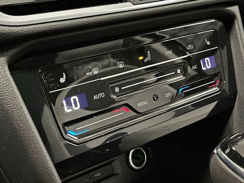 New 2025 Volkswagen Taos SE image 11