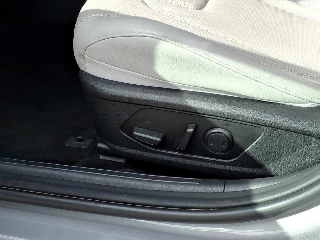 Used 2025 Hyundai Elantra Limited FWD image 17