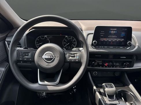 Used 2023 Nissan Rogue SV image 5