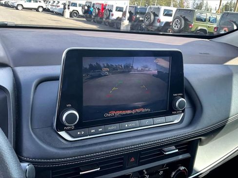 Used 2023 Nissan Rogue S image 27