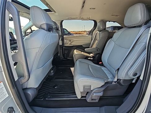 Used 2021 Toyota Sienna Limited image 14