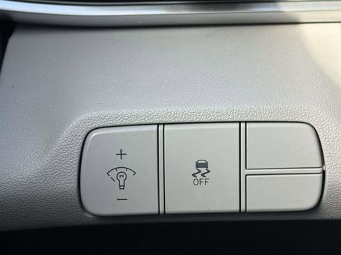 Used 2025 Hyundai Elantra Limited FWD image 17