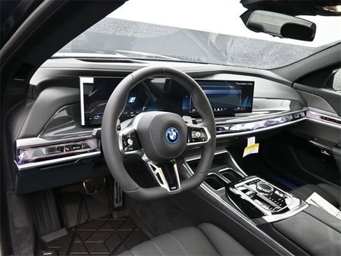 New 2025 BMW 750e xDrive w/ Premium Package image 31