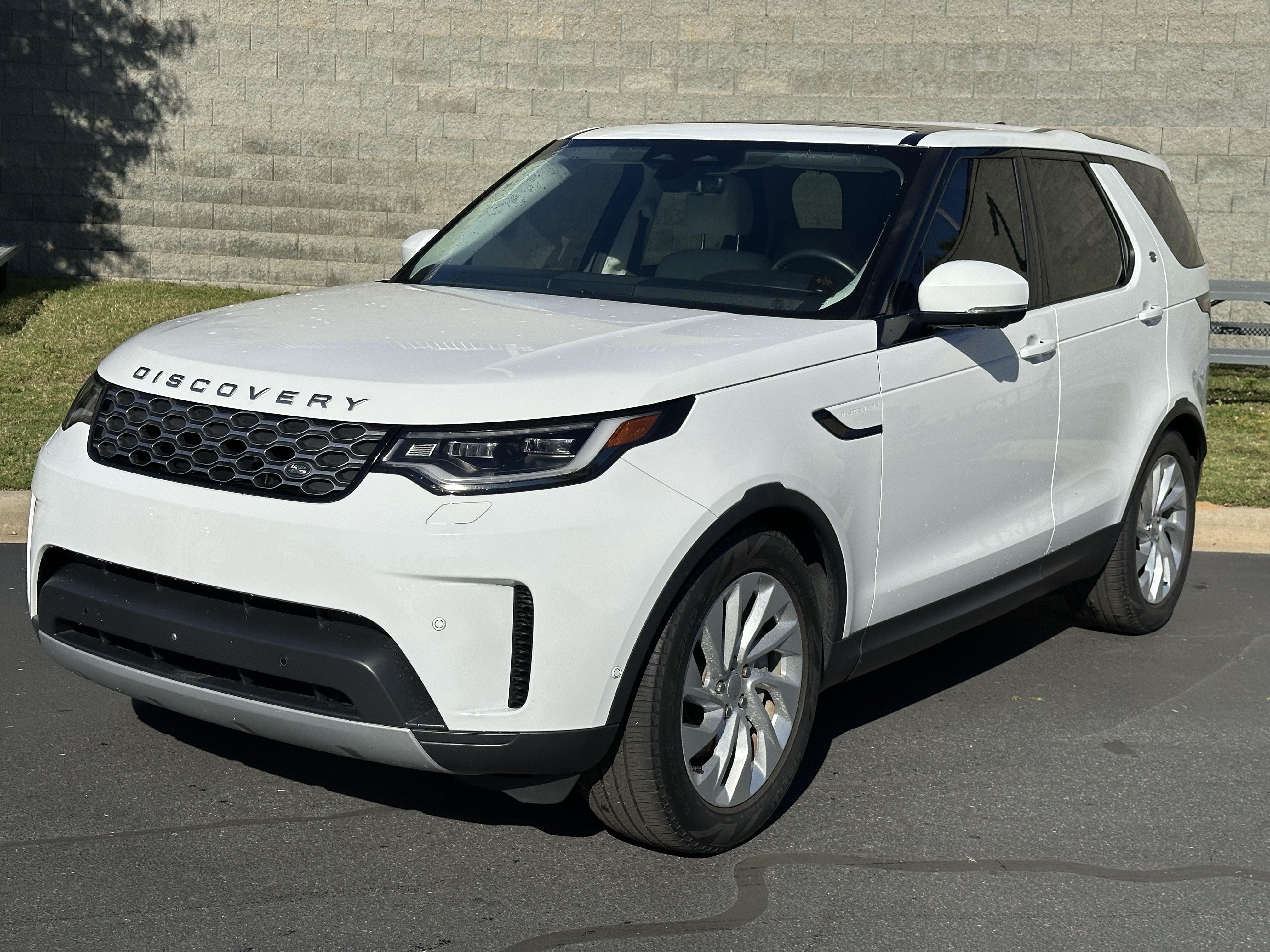 Certified 2023 Land Rover Discovery S AWD/4WD image 2