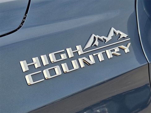 Used 2025 Chevrolet Suburban High Country image 36
