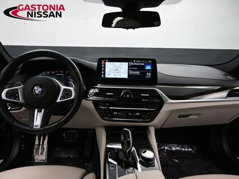 Used 2023 BMW M550i xDrive w/ Dynamic Handling Package image 14