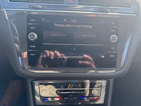 Used 2023 Volkswagen Tiguan SE w/ Panoramic Sunroof Package image 17