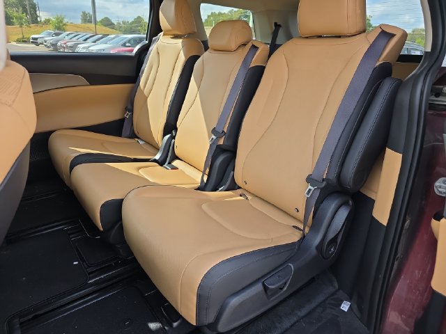 Used 2024 Kia Carnival LX FWD image 11