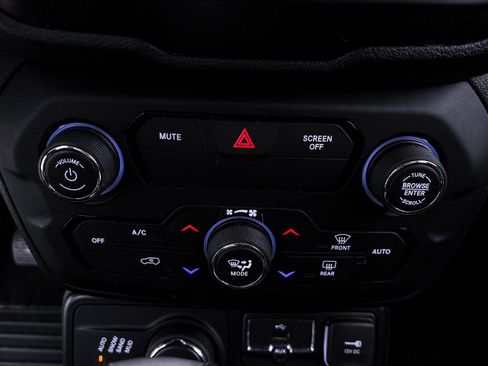 Used 2019 Jeep Renegade Latitude w/ Cold Weather Group image 15