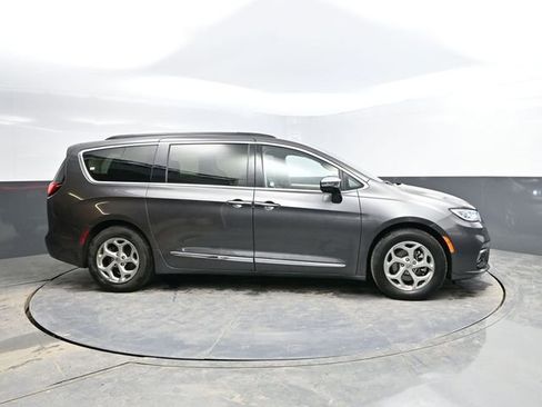 Used 2023 Chrysler Pacifica Limited FWD image 12
