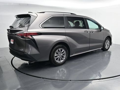 Used 2022 Toyota Sienna LE w/ LE Plus Package FWD image 8