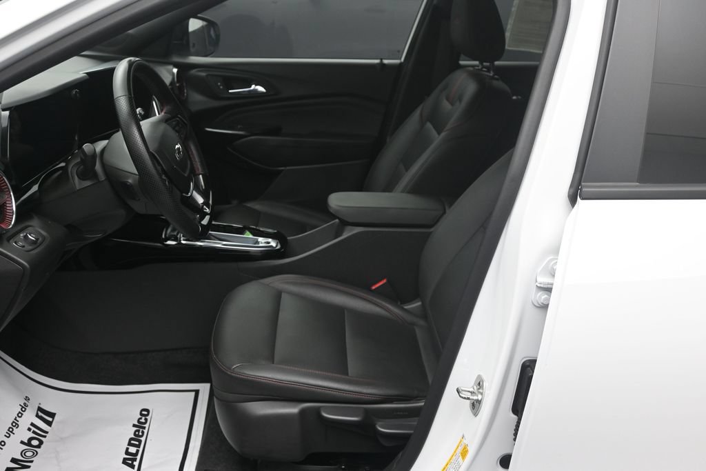 Used 2025 Chevrolet Trax RS FWD image 10