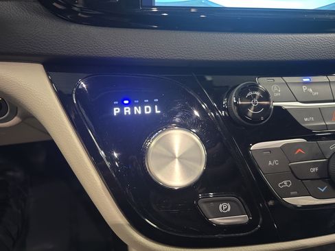 Used 2024 Chrysler Pacifica Touring-L image 21