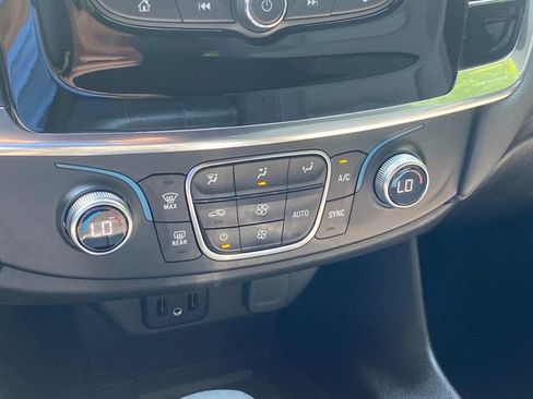 Used 2023 Chevrolet Traverse LT FWD image 27