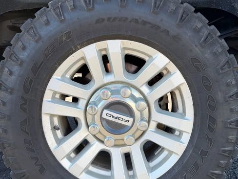 Used 2017 Ford F250 XLT w/ FX4 Off-Road Package AWD/4WD image 11