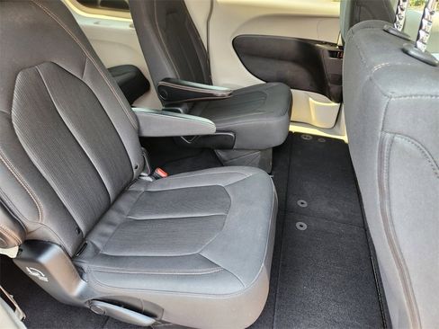 Used 2019 Chrysler Pacifica Touring image 19