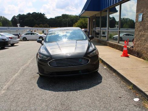 Used 2019 Ford Fusion SE image 2
