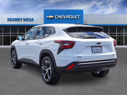 Used 2026 Chevrolet Trax RS w/ Sunroof Package FWD image 4