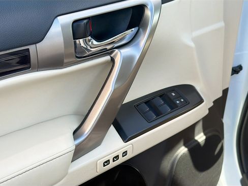 Used 2022 Lexus GX 460 Premium w/ Accessory Package AWD/4WD image 18