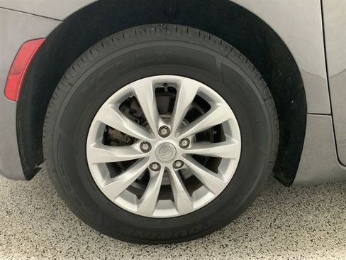 Used 2018 Chrysler Pacifica Touring-L image 11