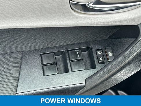 Used 2018 Toyota Corolla LE w/ Carpet Mat Package (TMS) FWD image 11