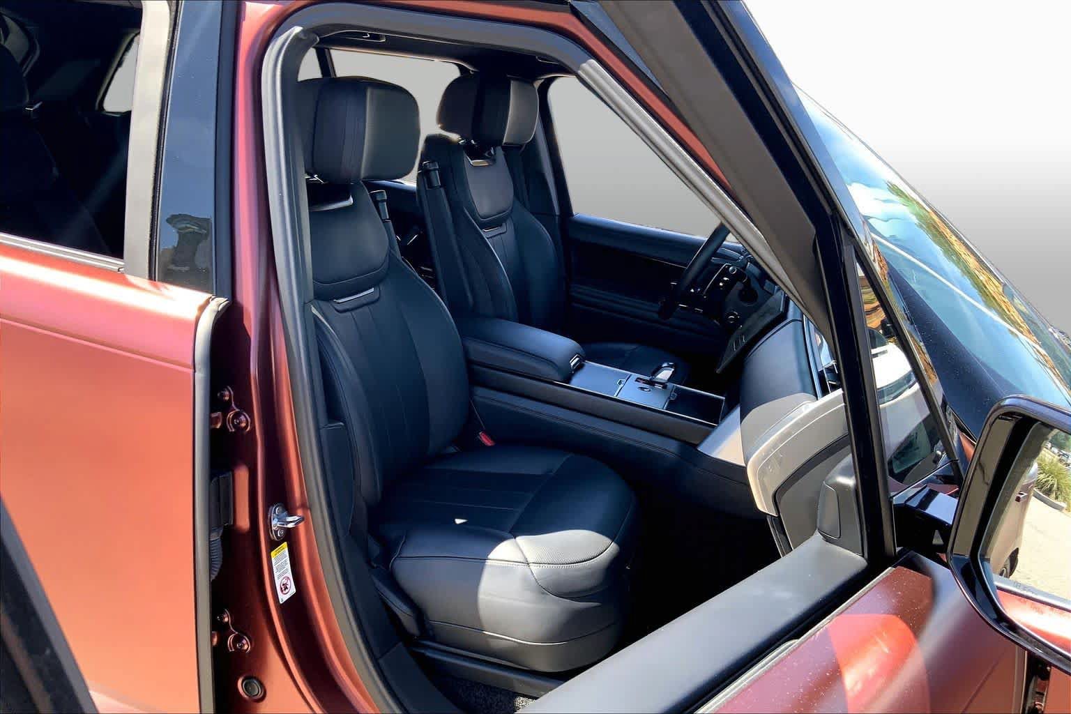 Used 2024 Land Rover Range Rover SV AWD/4WD image 8