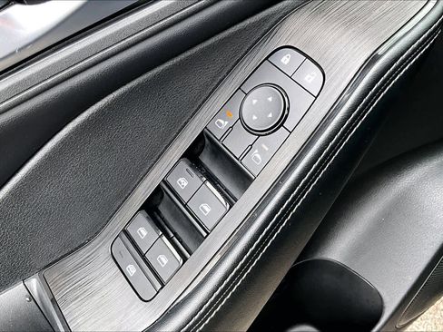 Certified 2025 Nissan Rogue SV image 36