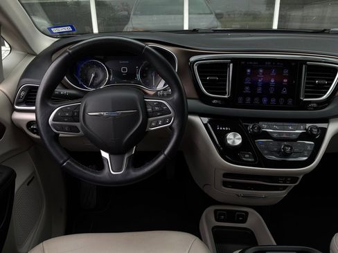 Used 2017 Chrysler Pacifica Touring-L Plus w/ Advanced Safetytec Group image 17