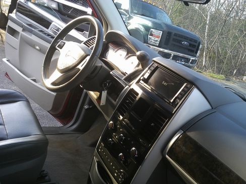 Used 2010 Dodge Grand Caravan SXT FWD image 15