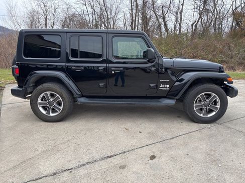 Used 2021 Jeep Wrangler Unlimited Sahara image 7