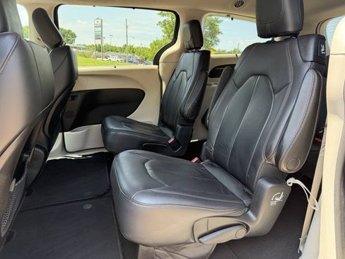 Used 2017 Chrysler Pacifica Touring-L w/ Tire & Wheel Group FWD image 9