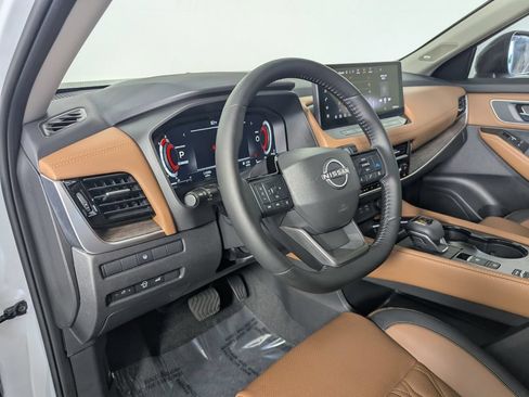 Used 2025 Nissan Rogue Platinum FWD image 12