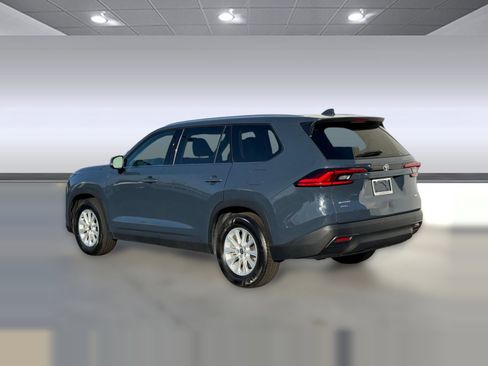 Used 2024 Toyota Grand Highlander XLE image 3
