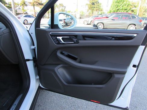 Used 2020 Porsche Macan S image 26