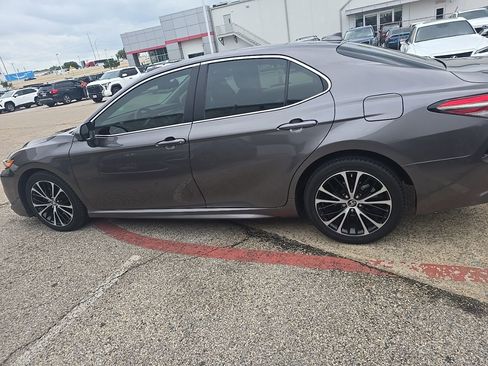 Used 2019 Toyota Camry SE image 5