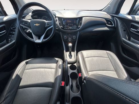 Used 2021 Chevrolet Trax LT w/ Premium Seat Package AWD/4WD image 12