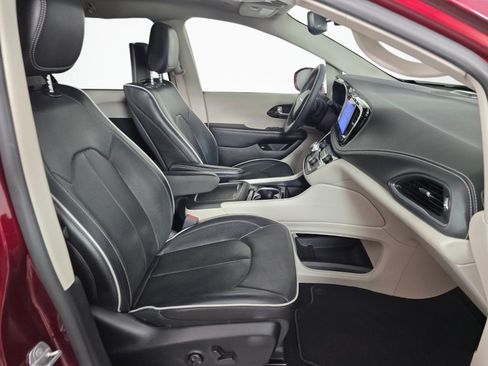 Used 2022 Chrysler Pacifica Limited w/ Uconnect Theater Family Group FWD image 48