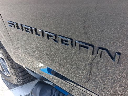 Used 2023 Chevrolet Suburban Z71 w/ Luxury Package image 9