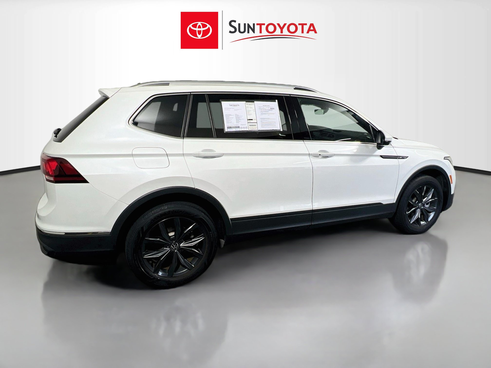 Used 2023 Volkswagen Tiguan SE w/ Panoramic Sunroof Package FWD image 4