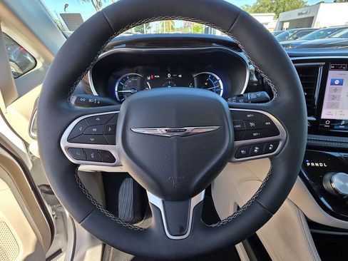 Used 2022 Chrysler Pacifica Limited image 25