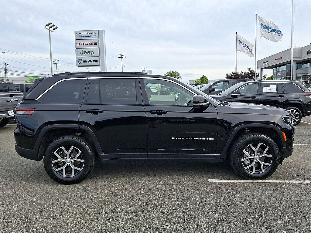 Used 2025 Jeep Grand Cherokee Limited AWD/4WD image 32