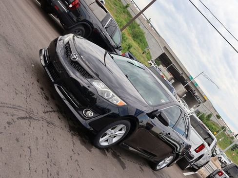 Used 2013 Toyota Camry SE w/ Convenience Pkg FWD image 3